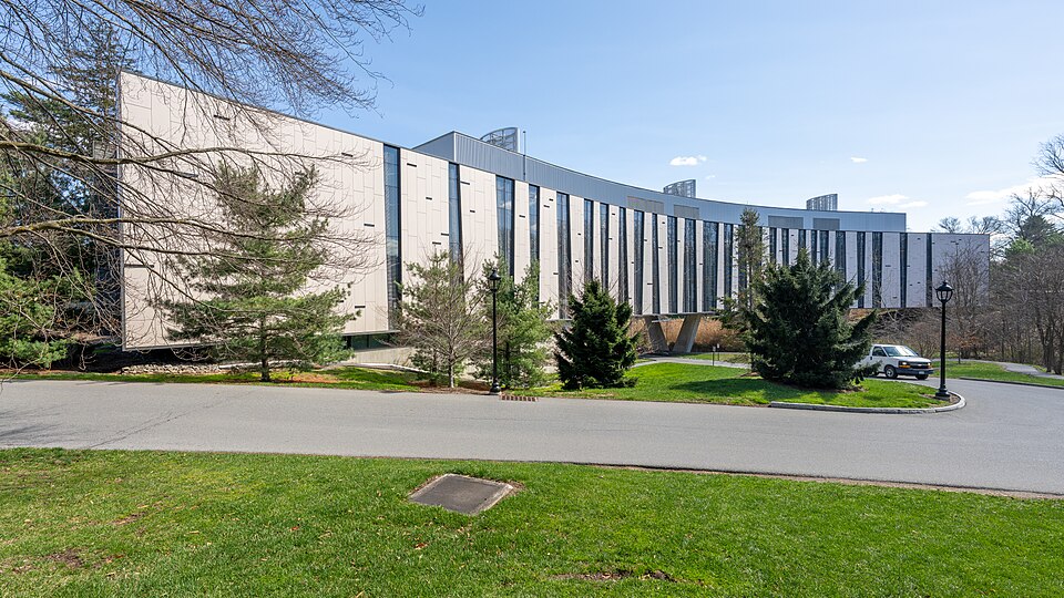 Bridge for Laboratory Sciences - Vassar College (55195376419).jpg